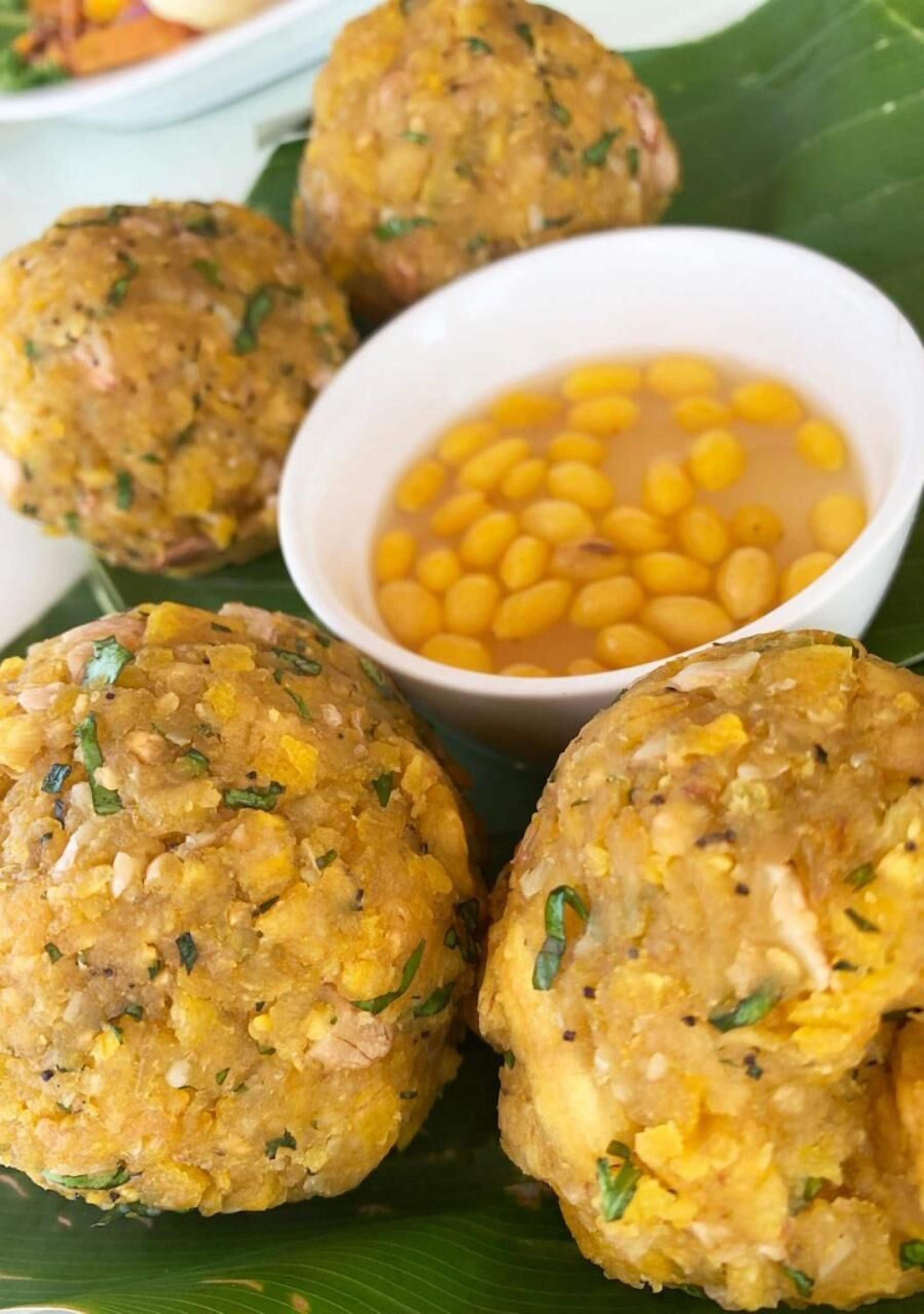 Un plato de comida con un tazón de frijoles amarillos.