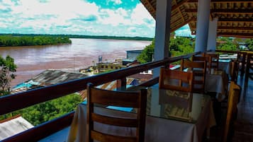 Breakfast, lunch, dinner served; local and international cuisine