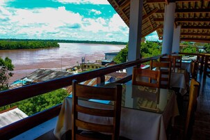 Se sirven desayunos, almuerzos, cenas y cocina local e internacional 