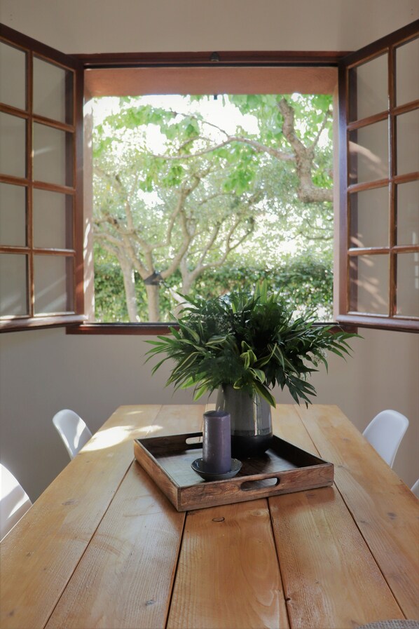 Una mesa de madera con una planta en maceta y una bandeja.