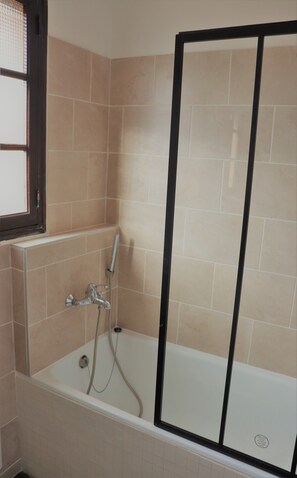 Baignoire, sèche-cheveux, papier toilette