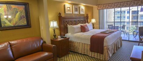 Caja de seguridad en la habitación y tabla de planchar con plancha