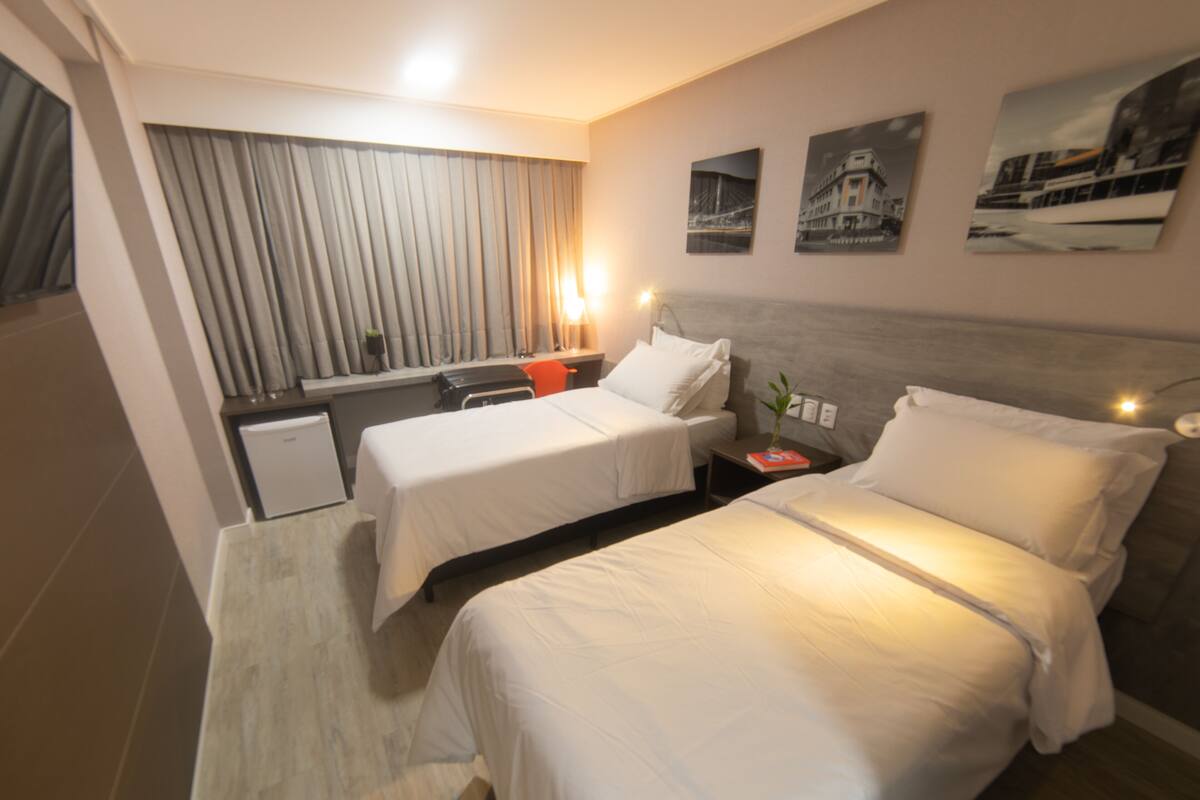 Minibar, free WiFi, bed sheets