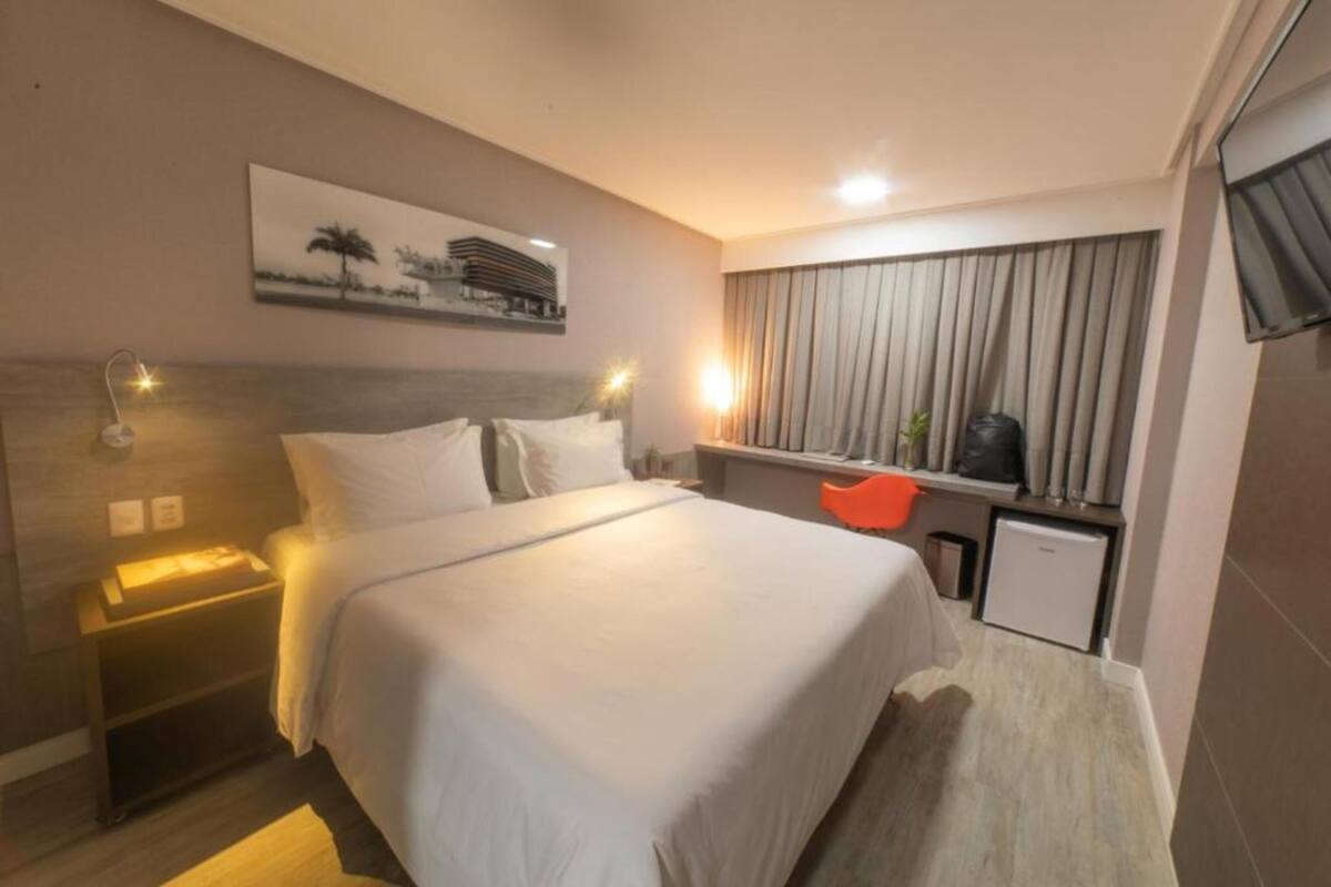 Minibar, free WiFi, bed sheets