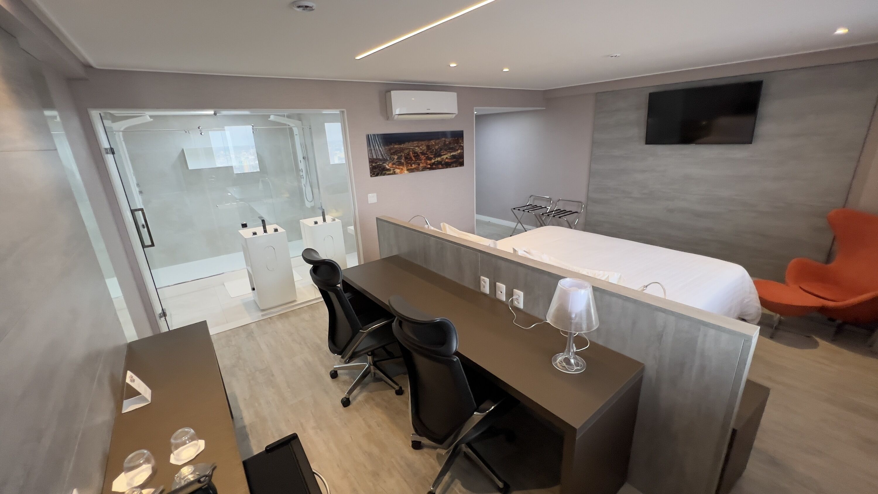 Suite Casal - 1 Cama Super King | Frigobar, Wi-Fi de cortesia, roupa de cama