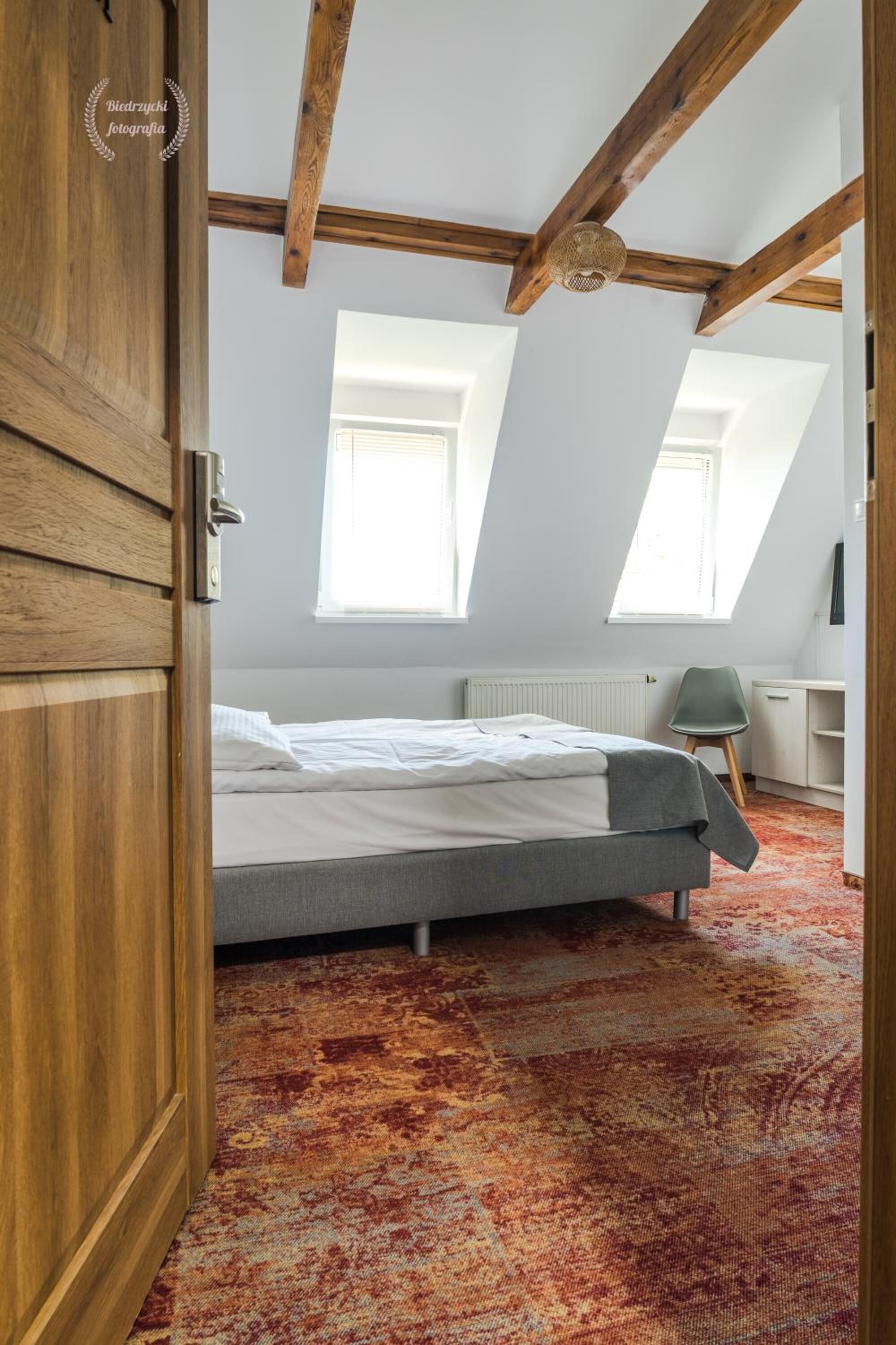 Escrivaninha, quartos à prova de som, Wi-Fi de cortesia, roupa de cama