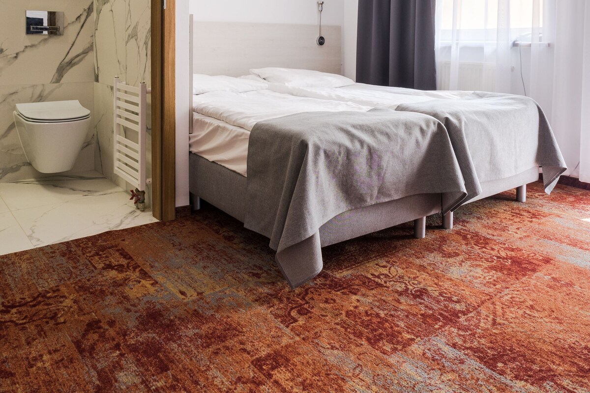 Escritorio, sistema de insonorización, wifi gratis y ropa de cama 