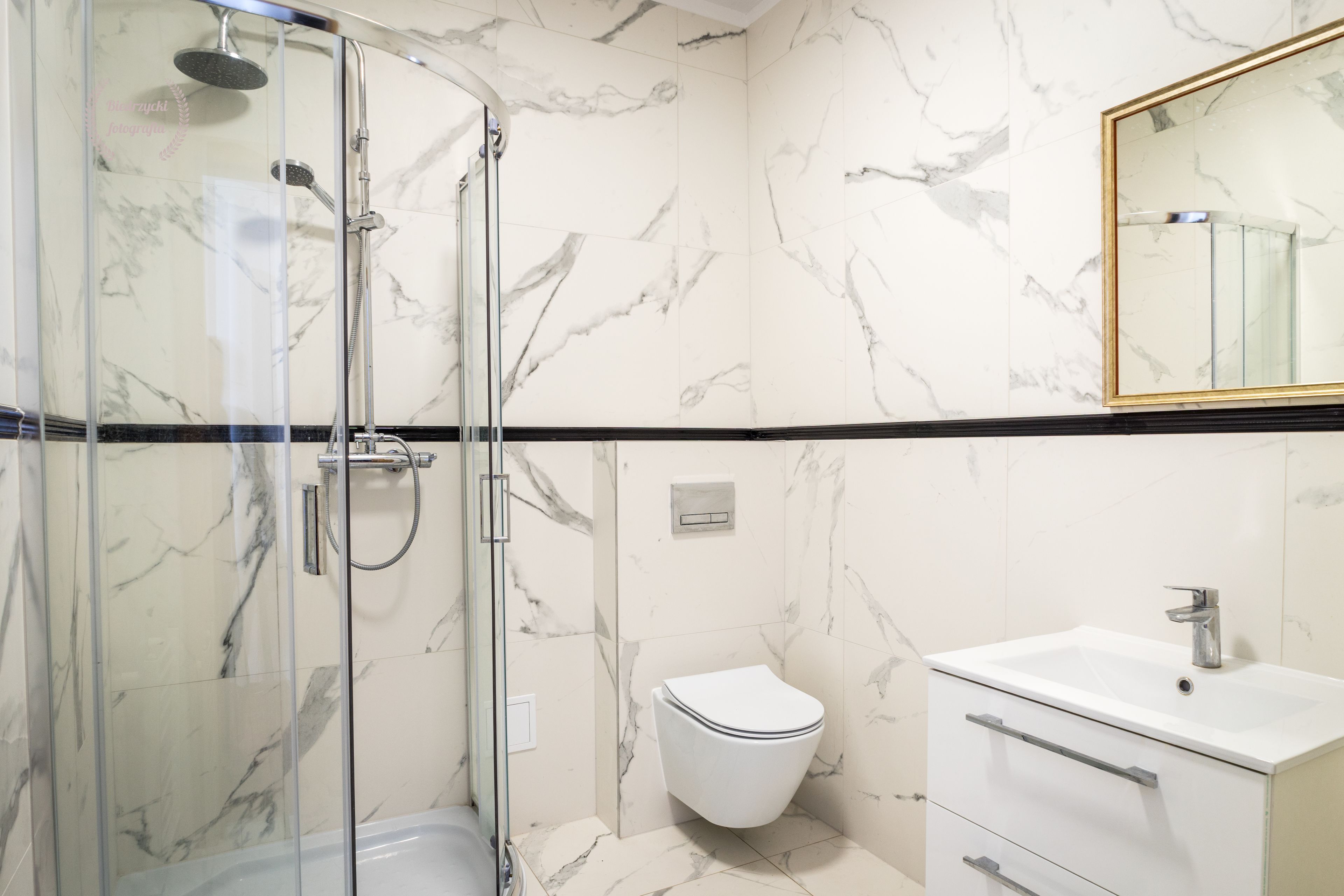 Regadera, amenidades de baño gratuitas, secadora de cabello, batas 