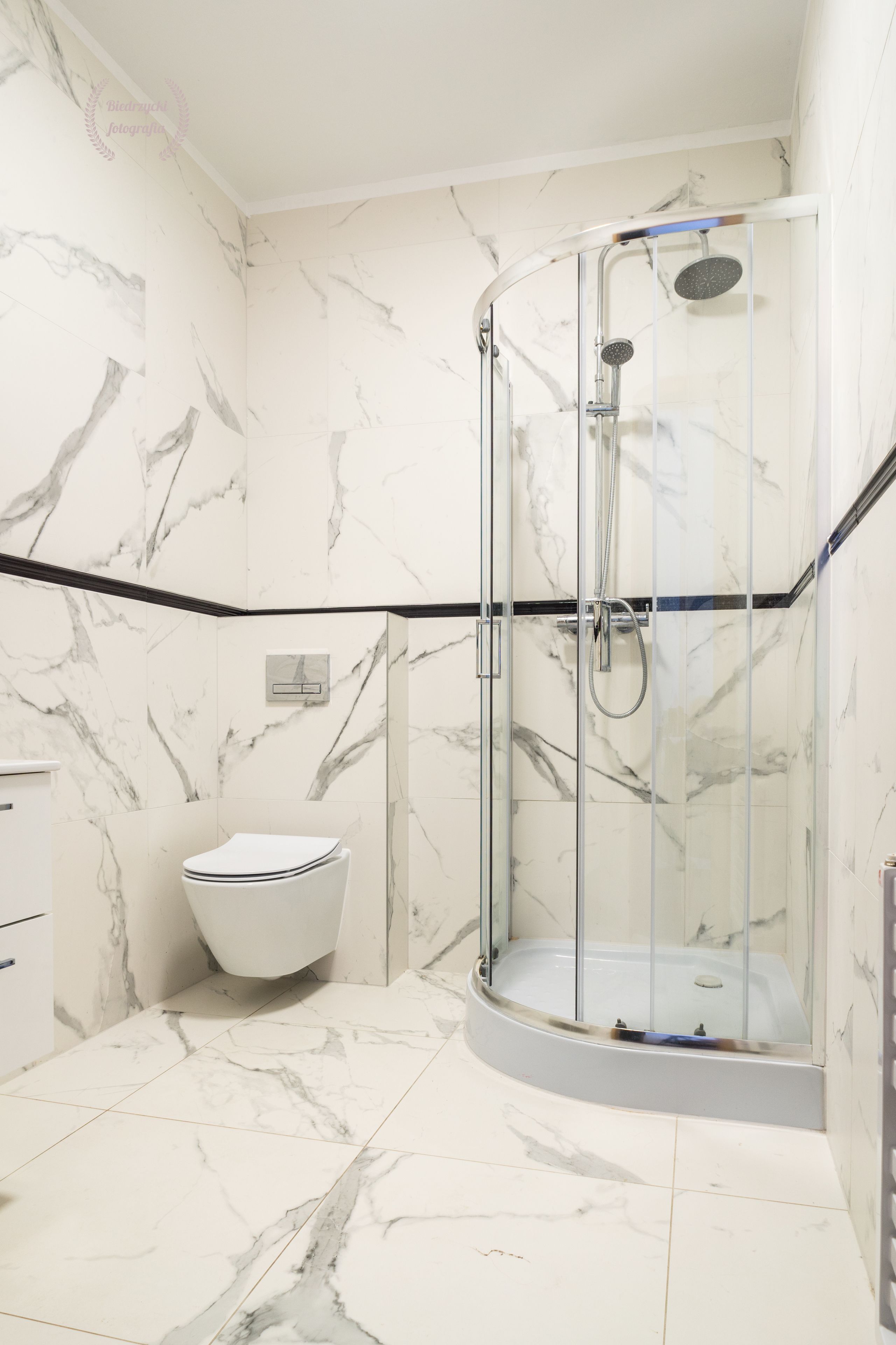 Doppia Standard | Bagno | Doccia, set di cortesia gratuito, asciugacapelli, accappatoio