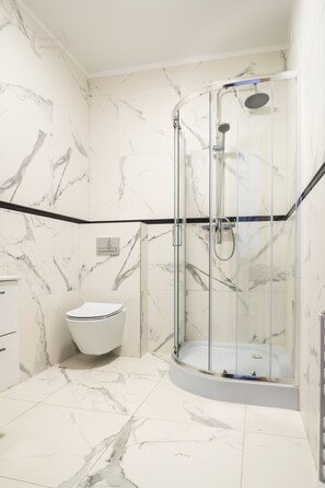 Standard Double Room | Bathroom | Shower, free toiletries, hair dryer, bathrobes - Hotel Warmia Spa (Braniewo)