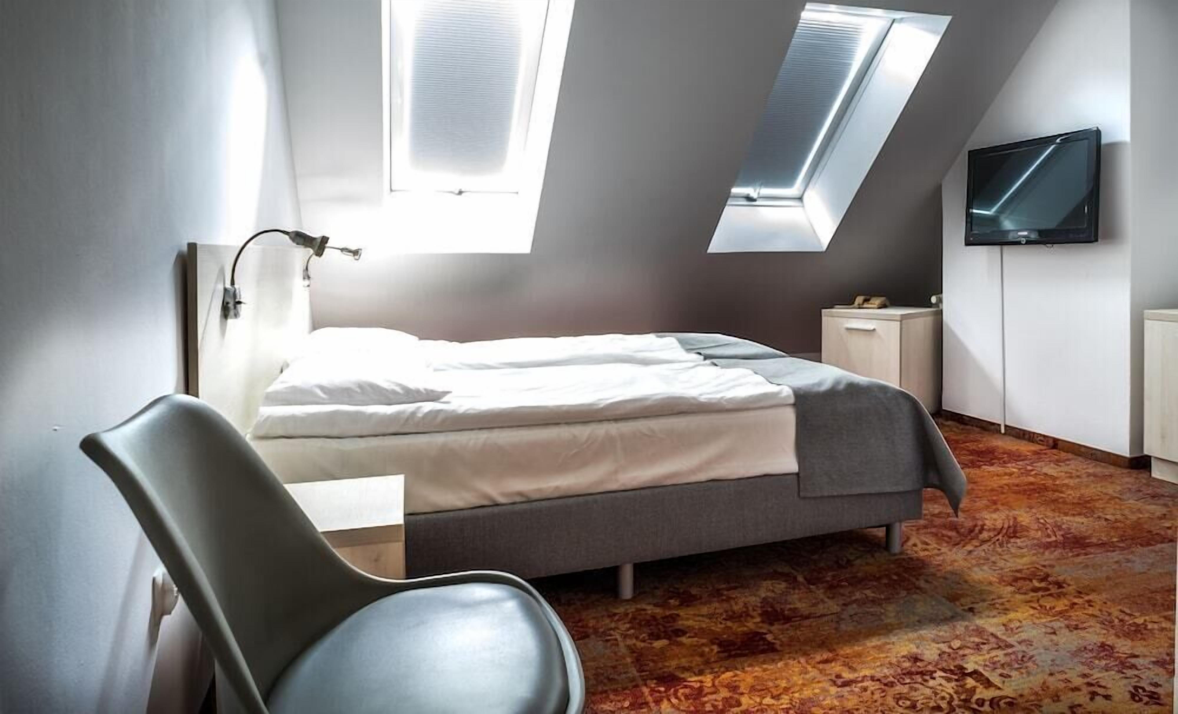 Desk, soundproofing, free WiFi, bed sheets