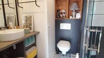 Een bad, handdoeken, toiletpapier