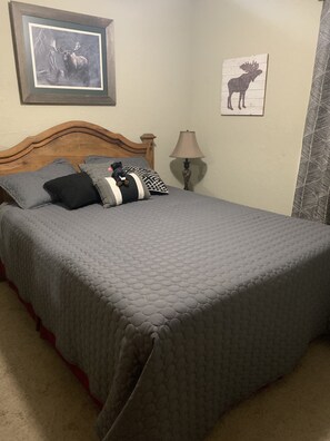 3 habitaciones, tabla de planchar con plancha y cuna de viaje
