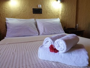 Kamar Double Standar | Didekorasi berbeda-beda dan dilengkapi dengan perabotan berbeda-beda