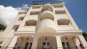 Front of property - Casa Mia Rooms and Apartments (Budva)