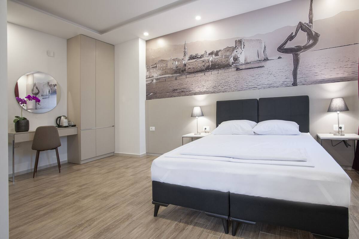 Deluxe tweepersoonskamer (Extra Bed) | 1 slaapkamer, een kluis op de kamer, een bureau, een laptopwerkplek