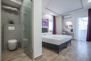 Standaard kamer, 1 twee- of 2 eenpersoonsbedden, balkon | 1 slaapkamer, een kluis op de kamer, een bureau, een laptopwerkplek