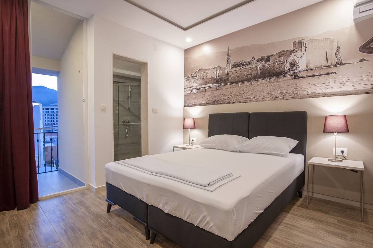 Deluxe driepersoonskamer, uitzicht op zee | 1 slaapkamer, een kluis op de kamer, een bureau, een laptopwerkplek