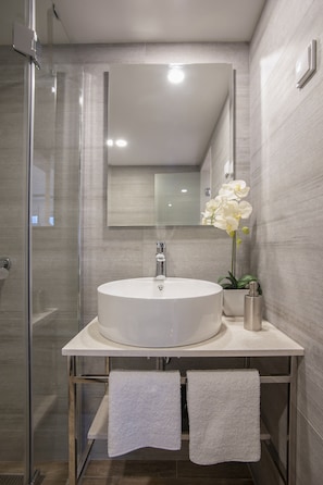 Deluxe Studio | Bathroom | Bathtub, towels