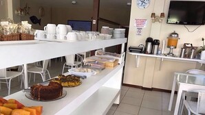 Una mesa de buffet con diversos alimentos y bebidas.