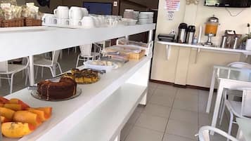 Café da manhã com buffet grátis todos os dias
