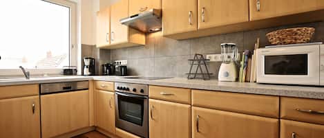 Frigorífico, microondas, horno y placa de cocina