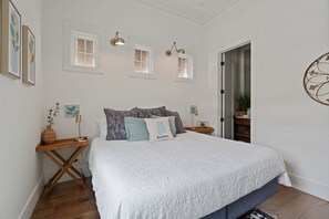 2 bedrooms, internet, bed sheets
