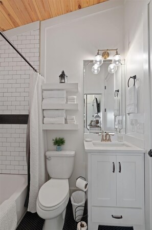 Bathtub, towels