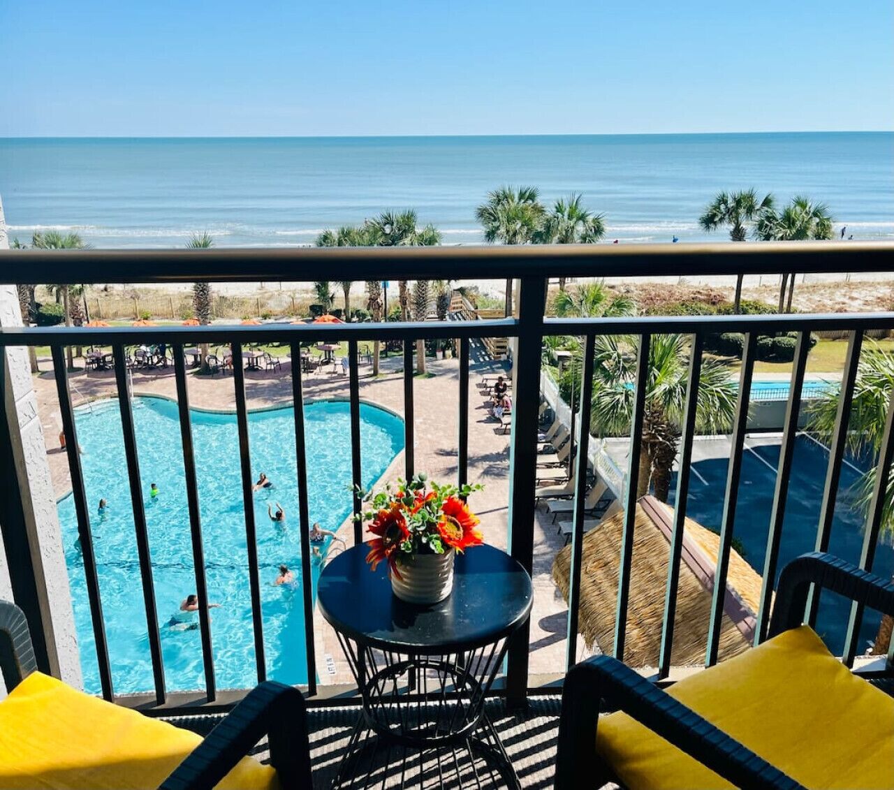 Una piscina cubierta, una piscina al aire libre