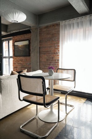 Luksus-studiosuite, 1 queensize-seng | Oppholdsområde | En 32-tommers smart-TV med digitale kanaler samt TV og Netflix