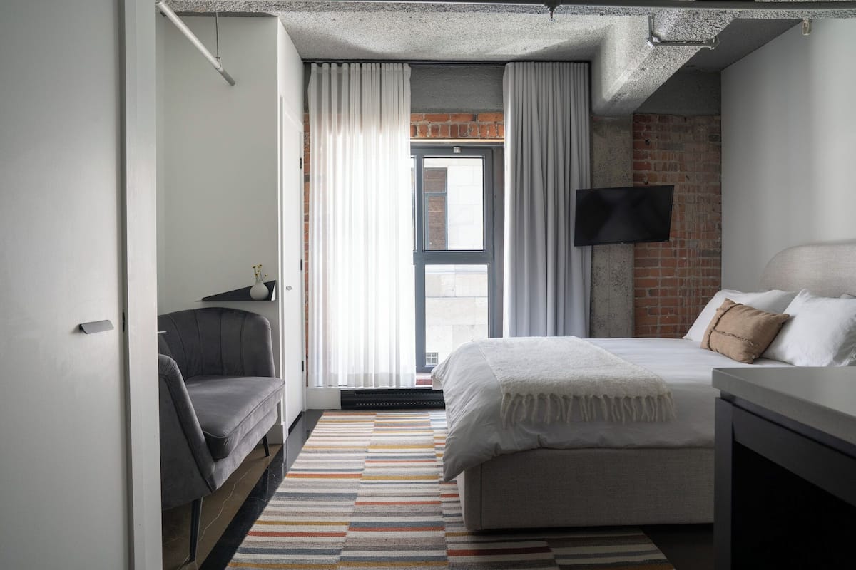 Room 204 | Hypo-allergenic bedding, individually decorated, individually furnished