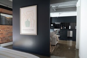 럭셔리 스튜디오 스위트, 퀸사이즈침대 1개 | 저자극성 침구, 각각 다른 스타일의 인테리어, 각각 다르게 가구 비치, 노트북 작업 공간