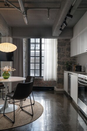 럭셔리 스튜디오 스위트 | 거실 공간 | 디지털 채널 시청이 가능한 32인치 스마트 TV, TV, 넷플릭스