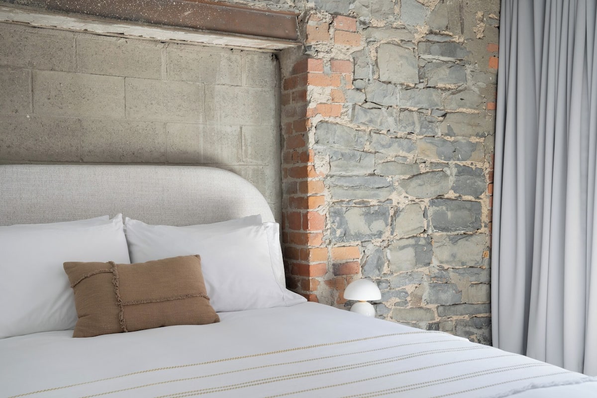 Room 207 | Hypo-allergenic bedding, individually decorated, individually furnished