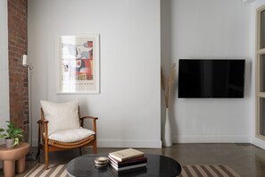 Luksus-studiosuite | Oppholdsområde | En 32-tommers smart-TV med digitale kanaler samt TV og Netflix