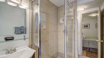 Bañera con ducha, secador de pelo, toallas