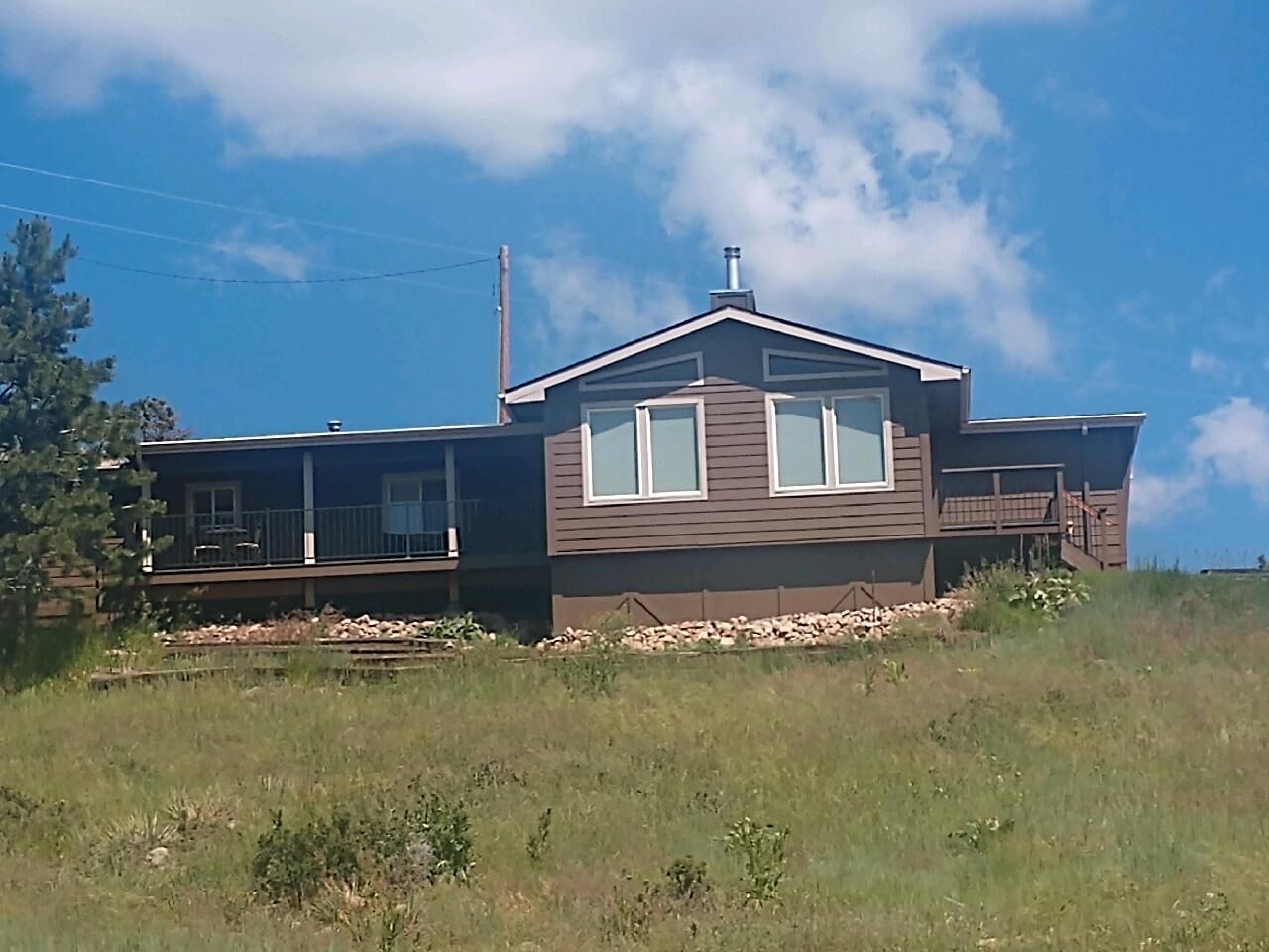 A piece of heaven with this cozy 2 bedroom cabin breathtaking views. Sleeps 4