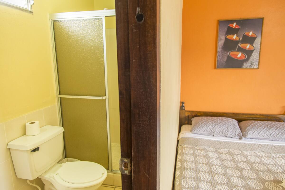Shower, free toiletries, towels