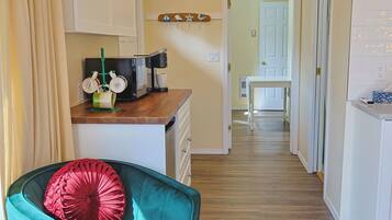 Rideaux occultants, fer et planche Ă repasser