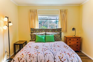 Double Room, 1 Queen Bed, Garden View | Blackout drapes, iron/ironing board, rollaway beds, free WiFi - Laurel's Cottage (Qualicum Beach)