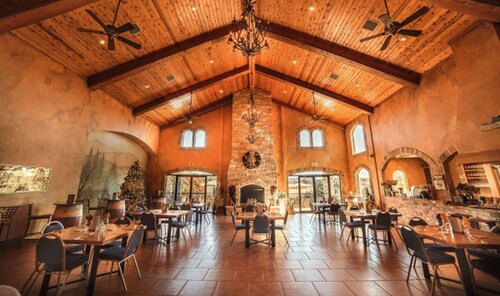 Rustic ARMADILLO CABIN-Lake Views-Near Hidden Falls Park-2 acres, 2 min to lake