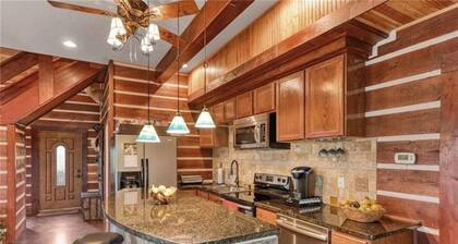 Rustic ARMADILLO CABIN-Lake Views-Near Hidden Falls Park-2 acres, 2 min to lake