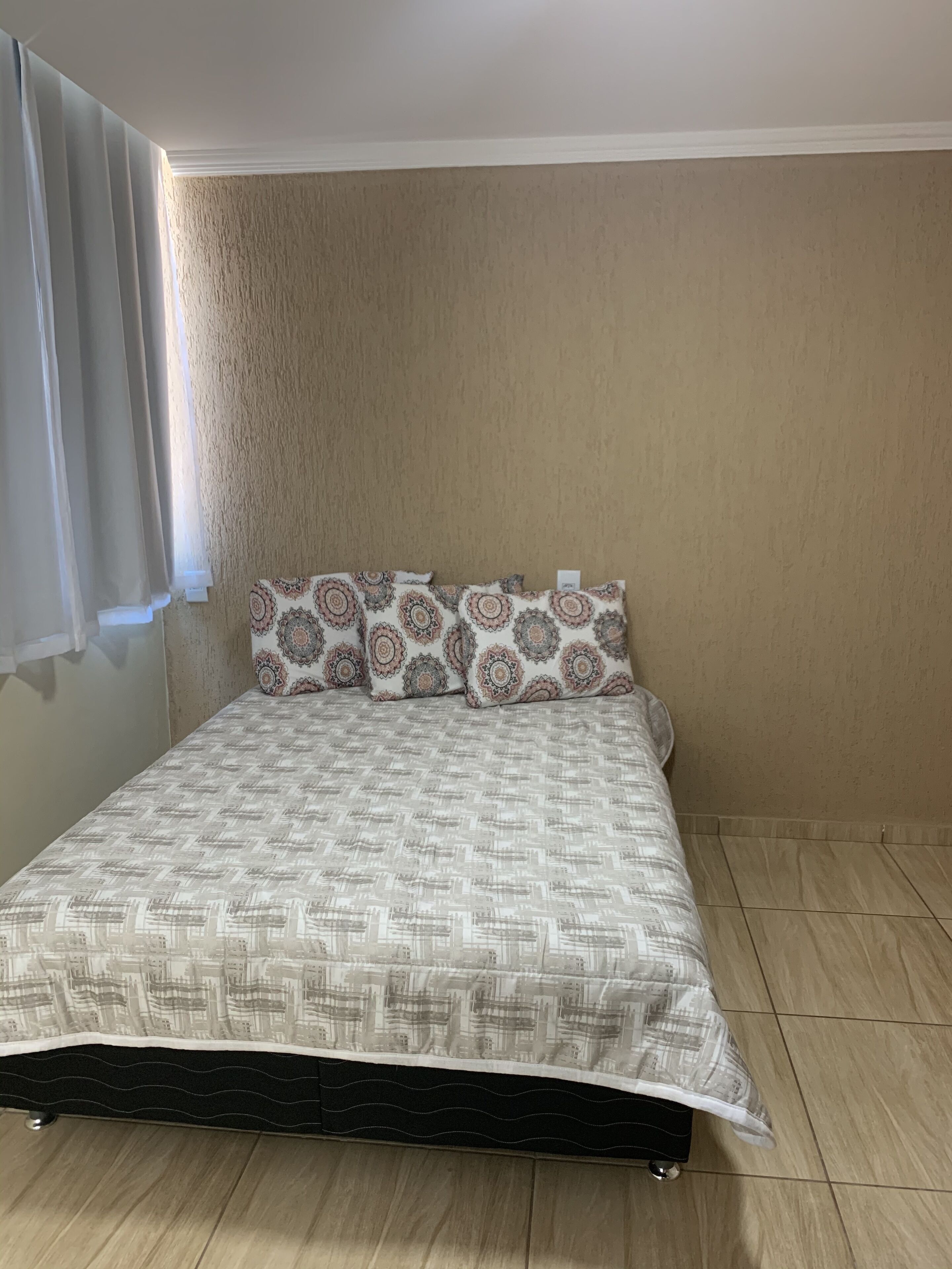 Quarto conforto | Cortinas blackout, Wi-Fi de cortesia, roupa de cama