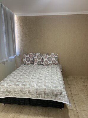 Cortinas blackout, wifi gratis y ropa de cama 