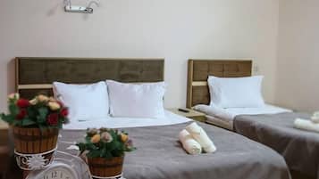 Habitación triple | Caja de seguridad en la habitación y escritorio