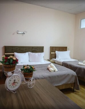 Triple Room | In-room safe, desk, iron/ironing board, free WiFi