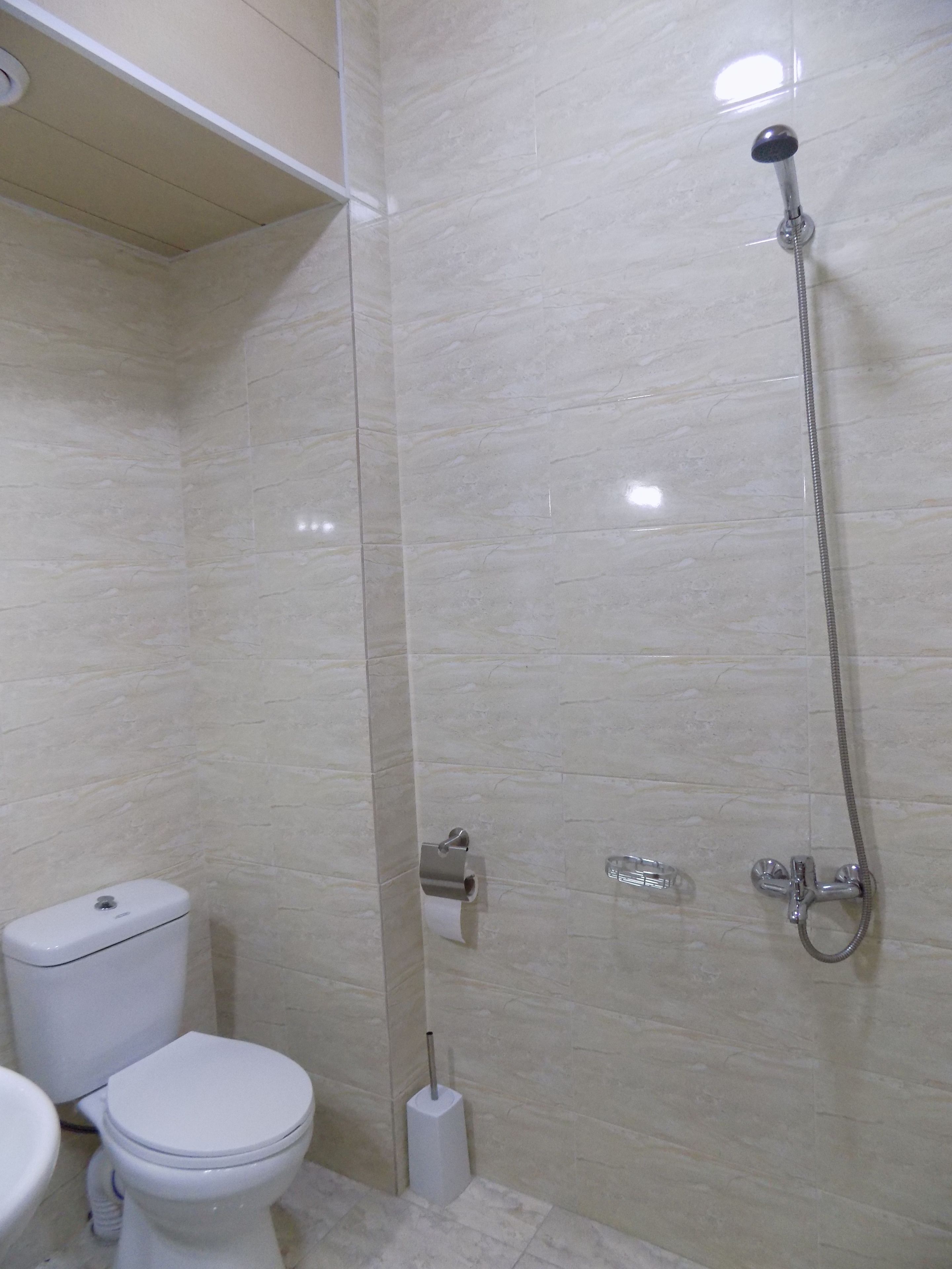 Douche, articles de toilette gratuits, sèche-cheveux, peignoirs