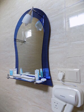 Shower, free toiletries, hair dryer, bathrobes - Hotel Mars (Zugdidi)