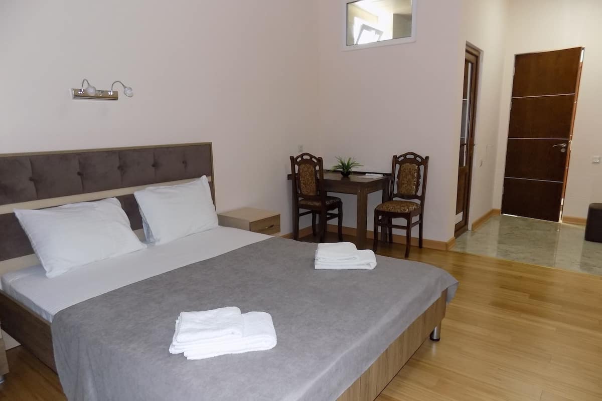 Double Room | In-room safe, desk, iron/ironing board, free WiFi