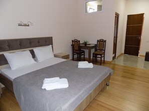Double Room | In-room safe, desk, iron/ironing board, free WiFi